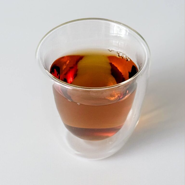 やぶきたの和紅茶がグラスに入っている様子